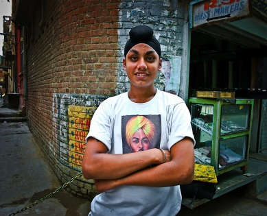  LeDesk_0028593.jpg / Sylvain Leser / Le Desk  -  
Inde / Punjab / Amritsar  -  
01/09/2010  -  
‟Turban people of India‟
Visite chez les Sikhs du Temple d'Or d'Amritsar au Nord de L'Inde
Regards d'Indiens  -  
Portrait d'un Sikh , au Temple d'Or d'Amritsar 