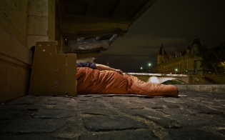 Dormir sous les ponts de Paris.