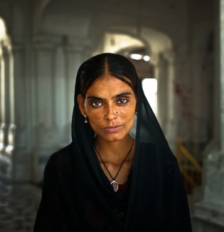  LeDesk_0035805.jpg / Sylvain Leser / Le Desk  -  Inde / Punjab / Amritsar  -  03/09/2010  -  Regard d'Indien: Amritsar.  -  La Belle Indienne.Femme de la communaute Sikh, livrant son ame au travers d'un regard profond.