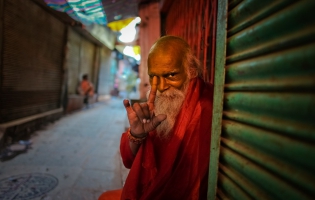 LeDesk_0054755.jpg / Sylvain Leser / Le Desk  -  Inde / Uttar Pradesh / Benares  -  08/09/2010  -  Le vieux Sage.  -  Sagesse de l'inde, vieil homme un matin dans une ruelle de Benares.