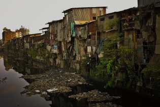  LeDesk_0050362.jpg / Sylvain Leser / Le Desk  -  
Inde / Maharashtra / Bombay  -  
19/05/2010  -  
Bombay  -  
Le Dharavi slum ,le plus grand bidonville du monde.