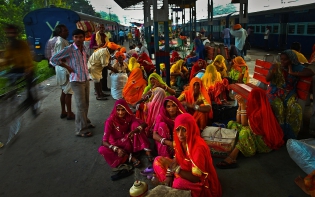  LeDesk_0028157.jpg / Sylvain Leser / Le Desk  -  
Inde / Punjab / Amritsar  -  
02/09/2010  -  
‟Turban People of India‟
Visite chez les Sikhs au Temple d'Or d'Amritsar au Nord de l'Inde 
Regards d'Indiens  -  
Station de train d 'Amritsar